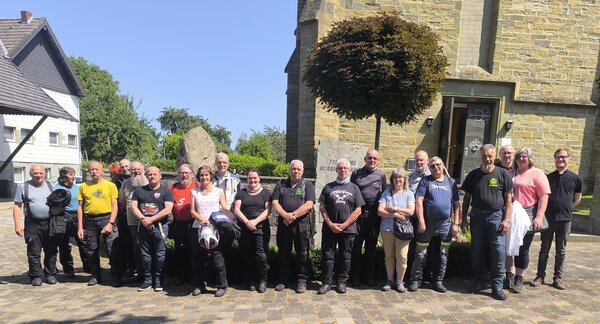 Bild vergr&ouml;&szlig;ern: Gruppenbild mit Vikar Patrick A. Vitt vor der Kapelle St. Lucia in Robringhausen bei Anröchte.