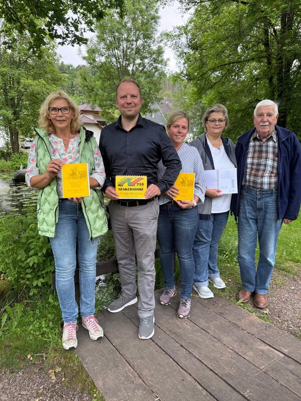Bild vergr&ouml;&szlig;ern: Das Foto zeigt von links nach rechts: Henrike Moll, 1. Vorsitzende, Bürgermeister Marco Müller, Nicola Ax, 2. Vorsitzende, Margit Pfeiler, Friedrich Hahn.