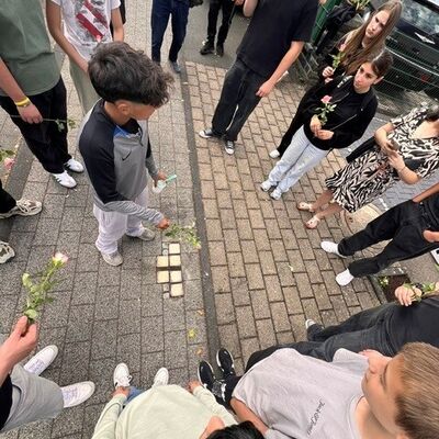 Bild vergr&ouml;&szlig;ern: Stolpersteinaktion der Sekundarschule 2026 (3)