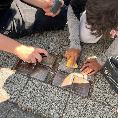 Bild vergr&ouml;&szlig;ern: Stolpersteinaktion der Sekundarschule 2026 (4)