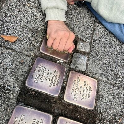 Bild vergr&ouml;&szlig;ern: Stolpersteinaktion der Sekundarschule 2026 (5)