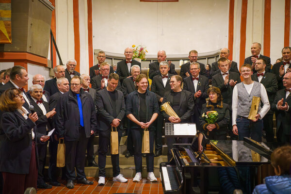 Bild vergr&ouml;&szlig;ern: Gruppenbild mit den sechs Chorleiterinnen und Chorleitern.