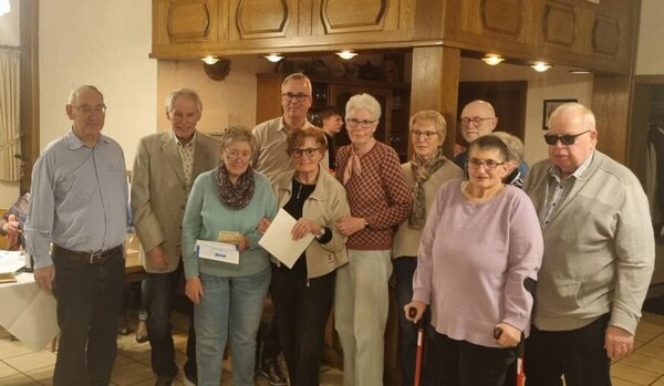 Alle anwesenden Jubilare wurden von Uwe Werthenbach und Anette Götze geehrt