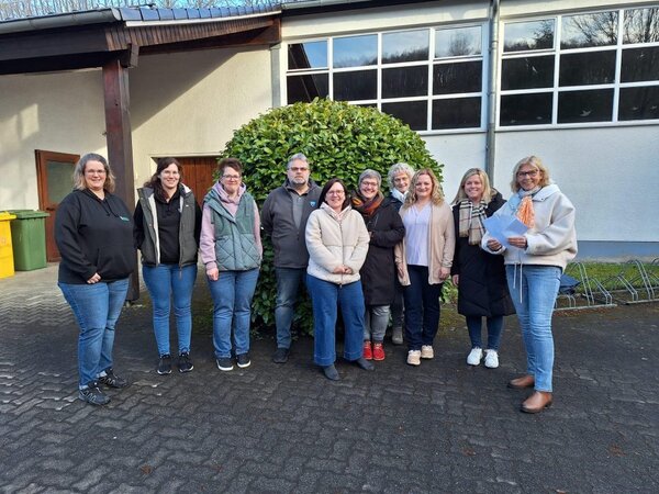 Von links nach rechts: Kristina Schmidt und Anne Meiswinkel (Heimatverein Walpersdorf), Carolin Stein und Thorsten Görg (DKS Grissenbach), Anne Kraus und Gabriele Petz (Förderverein Freibad Deuz), Ursula Leyener (DKS Oberes Siegtal), Alina Vitt (Förderver