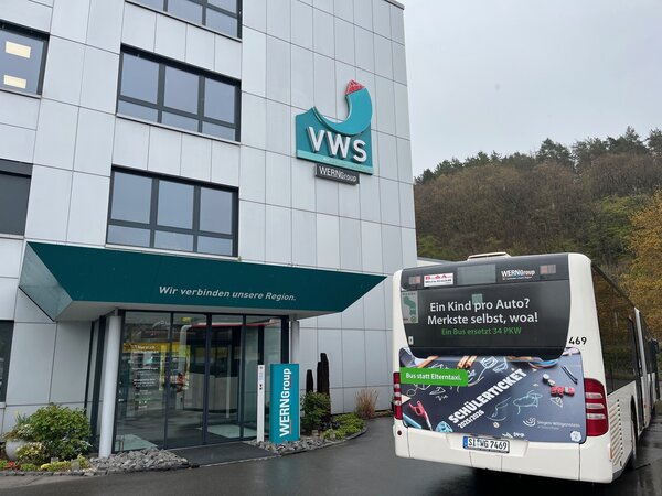 Ein Linienbus der VWS wirbt im Kreis Siegen-Wittgenstein für das SchülerTicket und klimafreundliche Mobilität im Schulverkehr.